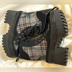 Wild Diva women’s plaid combat boot. Size 6.5